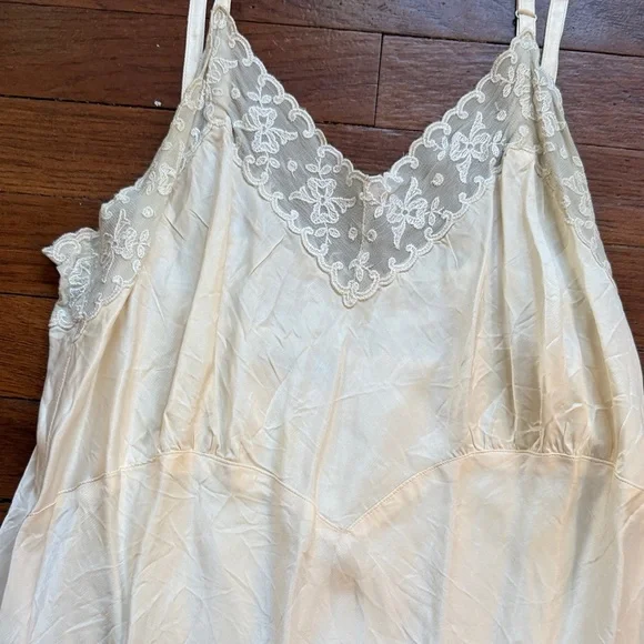 Vintage Ivory Lace-Trim Slip Chemise - Picture 3 of 8